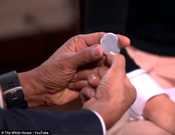 Tổng thống Obama mang theo những g&igrave; b&ecirc;n m&igrave;nh? - Ảnh 1.