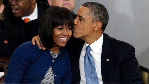 Tấm ảnh Obama đích thân ra sân bay đón vợ khiến người ta thêm tin vào tình yêu đôi lứa - Ảnh 1.