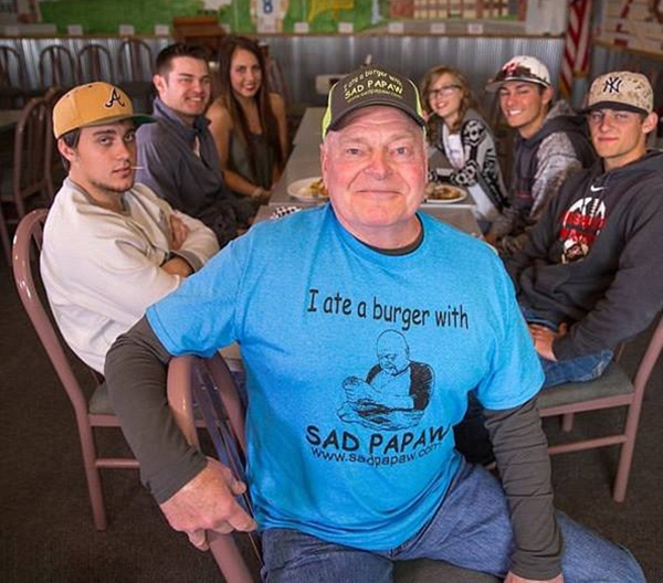 &Ocirc;ng nội ăn burger: Khi sự cuồng nộ của cư d&acirc;n mạng vượt qua ranh giới ảo - Ảnh 3.