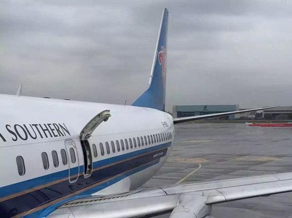 Trung Quốc: Máy bay cất cánh trễ 1 tiếng do khách mở cửa thoát hiểm để hít thở khí trời - Ảnh 1.