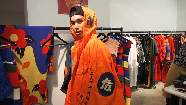 Thanh Hằng & Harry Lu khoe street style cực chất tr&ecirc;n đường phố Paris - Ảnh 10.