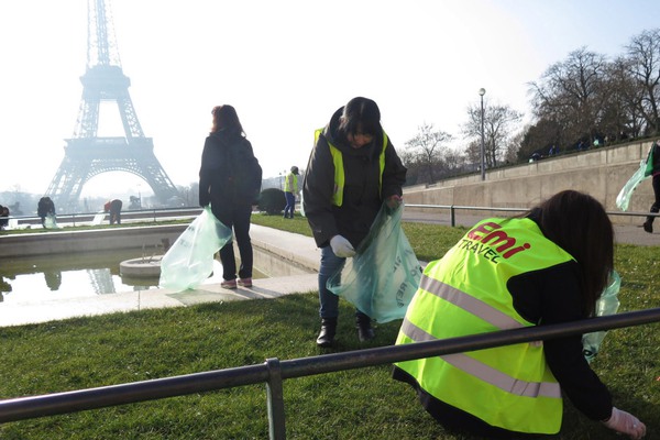 Người dân Nhật Bản thu dọn rác quanh tháp Eiffel - Ảnh 2.
