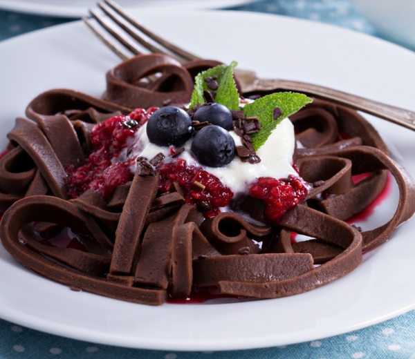 Ăn pasta phiên bản dị làm bằng chocolate - Ảnh 3.