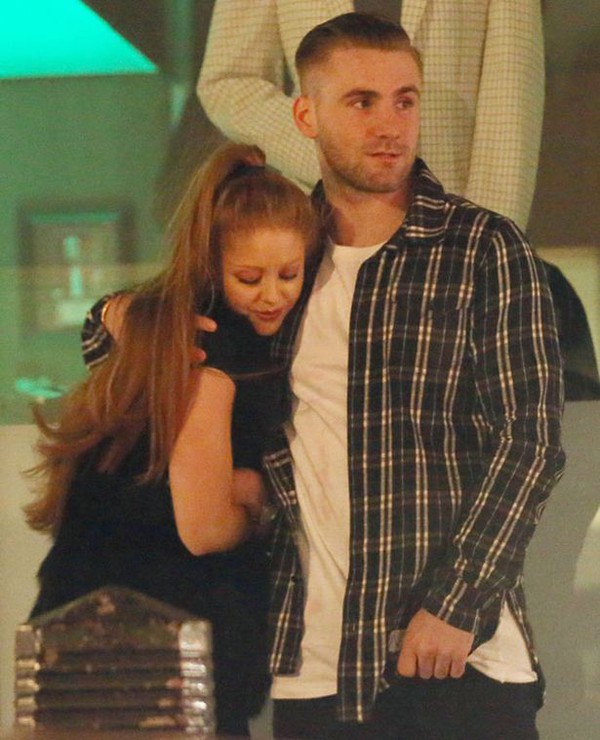 Luke Shaw ph&aacute; sức, &ocirc;m ấp g&aacute;i lạ ở hộp đ&ecirc;m - Ảnh 3.