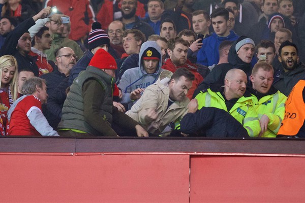 Fan Man Utd và Liverpool ẩu đả dữ dội trên khán đài sân Old Trafford - Ảnh 9.