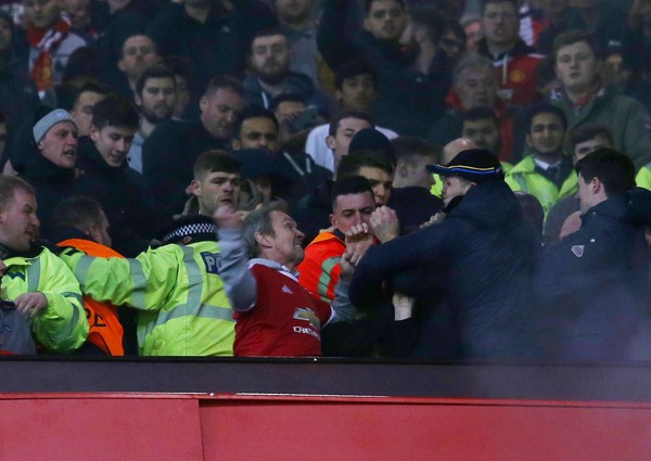 Fan Man Utd v&agrave; Liverpool ẩu đả dữ dội tr&ecirc;n kh&aacute;n đ&agrave;i s&acirc;n Old Trafford - Ảnh 11.