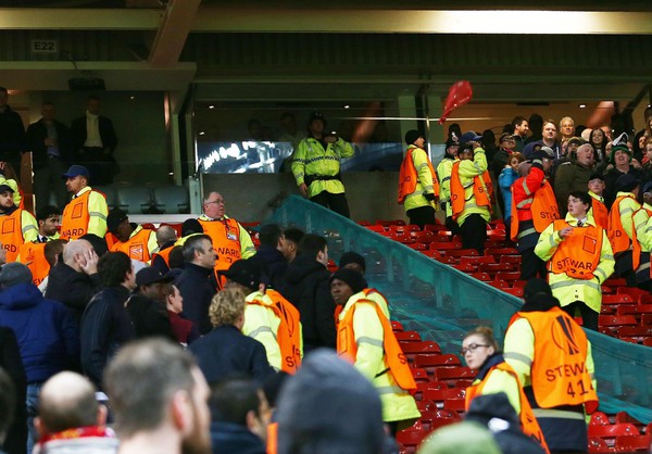 Fan Man Utd và Liverpool ẩu đả dữ dội trên khán đài sân Old Trafford - Ảnh 10.