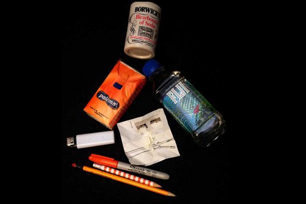 Cảnh s&aacute;t x&aacute;c nhận t&igrave;m thấy cocaine trong xe cũ của Kate Moss - Ảnh 3.