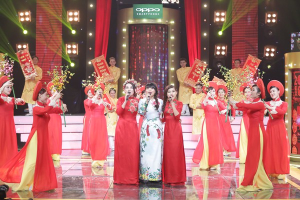Phi Nhung tập hát cùng con nuôi trên sân khấu Ca sĩ giấu mặt - Ảnh 7.