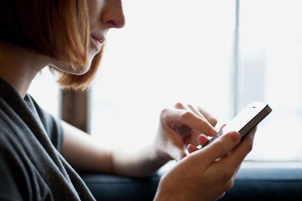 H&atilde;y vệ sinh smartphone mỗi ng&agrave;y nếu kh&ocirc;ng muốn nhiễm cả vi khuẩn trong... ph&acirc;n - Ảnh 1.