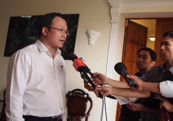 Xe gắn m&aacute;y bật đ&egrave;n chiếu s&aacute;ng ban ng&agrave;y l&agrave; theo lộ tr&igrave;nh - Ảnh 1.