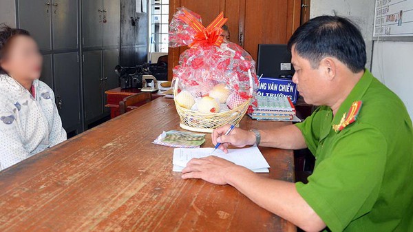 Trung t&aacute; c&ocirc;ng an TP Bến Tre trả lại qu&agrave; tặng 10 triệu đồng - Ảnh 1.