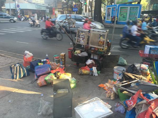 ​Mu&ocirc;n kiểu thức ăn đường phố mất vệ sinh - Ảnh 1.