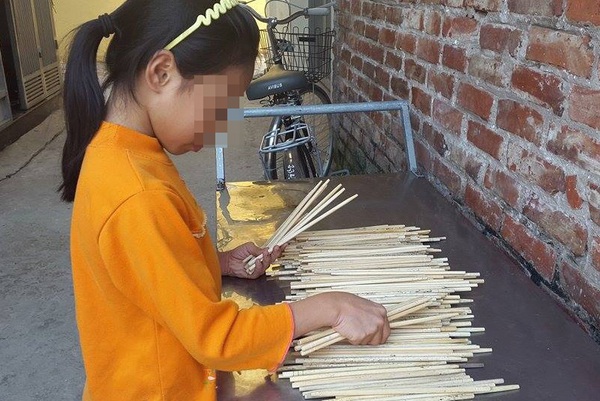 C&aacute;ch ph&aacute;t hiện đũa ăn một lần c&oacute; h&oacute;a chất tẩy t&oacute;c, tẩy giấy - Ảnh 1.