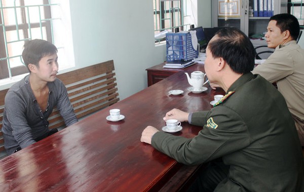  Nam thanh ni&ecirc;n khoe ảnh xẻ thịt khỉ kh&ocirc;ng bị phạt  - Ảnh 1.