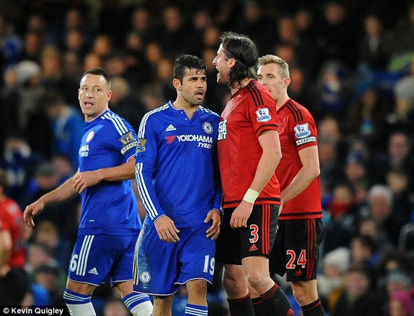 M&agrave;n cầu h&ocirc;n l&atilde;ng mạn tr&ecirc;n s&acirc;n Stamford Bridge - Ảnh 2.