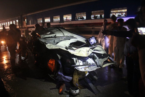 T&agrave;u lửa đ&acirc;m đứt đ&ocirc;i xe tải 7 tấn - Ảnh 1.