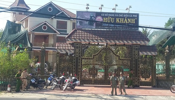 Hai vợ chồng chủ cơ sở c&agrave; ph&ecirc; bị s&aacute;t hại d&atilde; man - Ảnh 1.