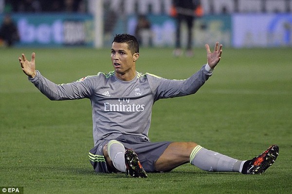 Sướng như Ronaldo: Đánh nguội thoải mái vẫn miễn dịch với thẻ đỏ - Ảnh 4.