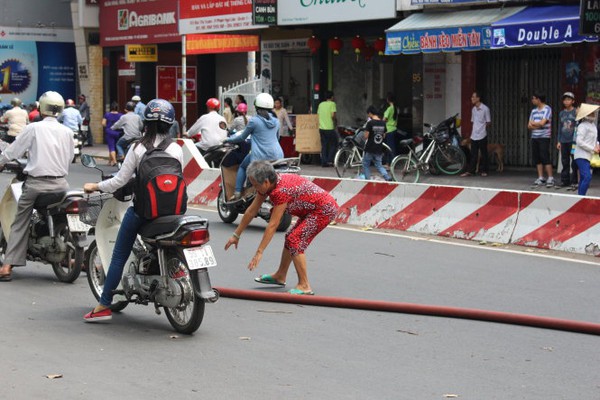Hai phụ nữ ra đường chặn xe c&aacute;n ống nước chữa ch&aacute;y - Ảnh 1.