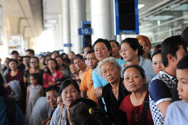 Hàng ngàn Việt kiều về ăn tết, sân bay kẹt cứng - Ảnh 1.