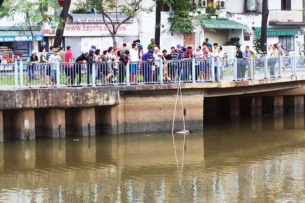 Thi thể nam sinh chết bất thường tr&ecirc;n k&ecirc;nh Nhi&ecirc;u Lộc - Ảnh 1.