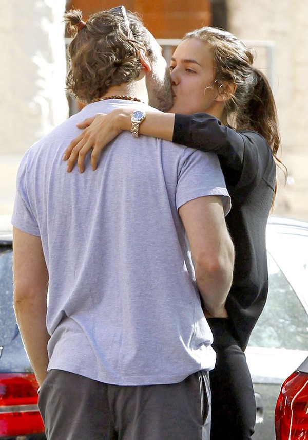 Irina Shayk chia tay t&agrave;i tử Bradley Cooper để cặp k&egrave; mỹ nam xăm trổ? - Ảnh 1.