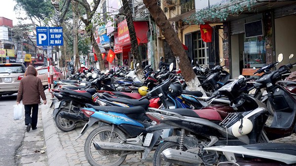 Xẻ thịt vỉa hè: Đi bộ kiểu này ăn ngay án phạt - Ảnh 1.