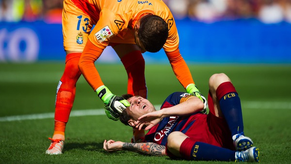 Xót xa xem cảnh Messi đau đớn nằm sân vì bị đối phương đốn giò - Ảnh 6.