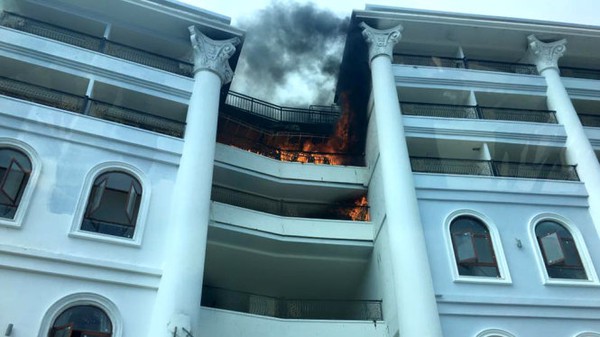 Khách sạn 5 sao đang hoàn thiện bất ngờ cháy dữ dội - Ảnh 1.