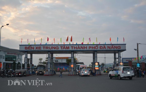 Bến xe trung tâm Đà Nẵng đông nghẹt ngày áp Tết - Ảnh 1.