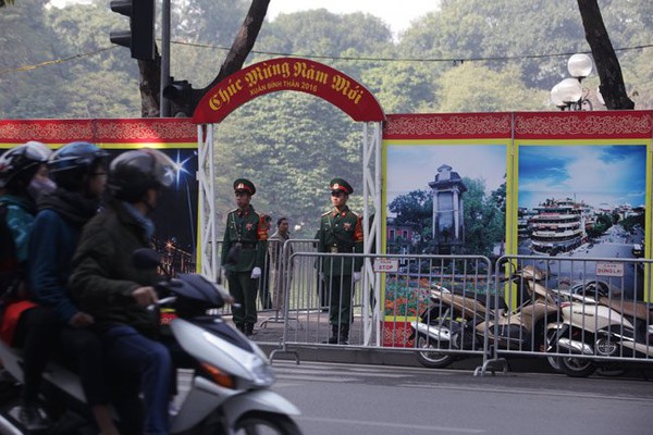 H&agrave; Nội: Trận địa ph&aacute;o hoa được bảo vệ nghi&ecirc;m ngặt trước giờ G - Ảnh 1.
