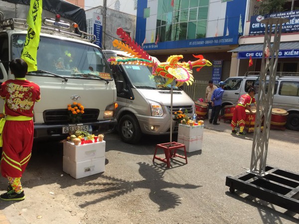 Tiền Giang: chặn đường để m&uacute;a l&acirc;n v&agrave;&hellip; c&uacute;ng xe  - Ảnh 1.