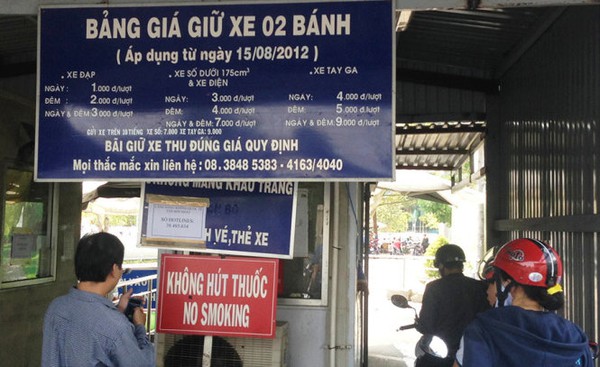 Đình chỉ 3 nhân viên bãi giữ xe sân bay Tân Sơn Nhất - Ảnh 1.