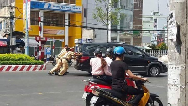 Cảnh s&aacute;t giao th&ocirc;ng đẩy &ocirc; t&ocirc; chết m&aacute;y gi&uacute;p d&acirc;n - Ảnh 1.