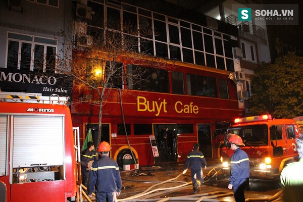 Buýt Cafe cháy lớn, hàng trăm người hoảng loạn trong đêm - Ảnh 1.