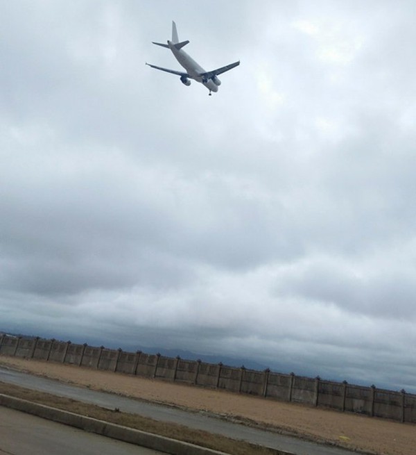 Thời tiết xấu, 150 khách đi máy bay Jetstar kẹt ở Tuy Hòa - Ảnh 1.
