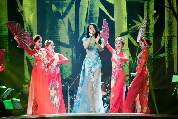 Thu Phương đầy nghẹn ngào trong đêm nhạc kỉ niệm 30 năm ca hát - Ảnh 3.
