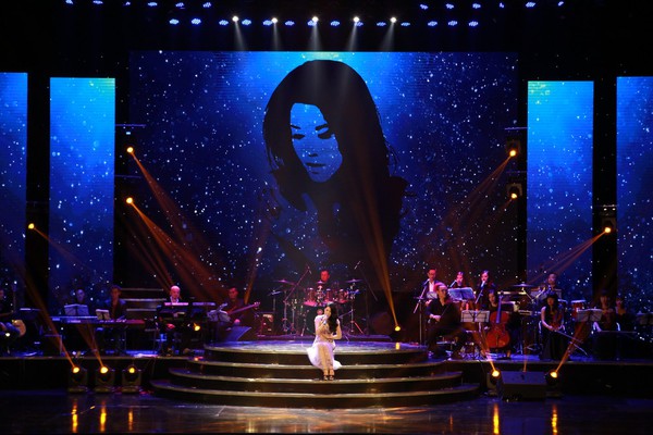 Thu Phương đầy nghẹn ngào trong đêm nhạc kỉ niệm 30 năm ca hát - Ảnh 2.