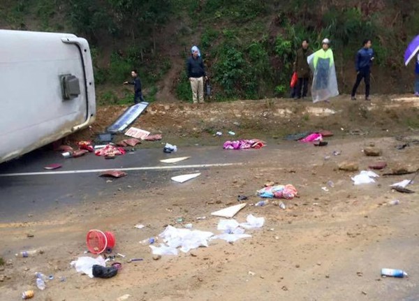 Lật xe giường nằm tr&ecirc;n cao tốc Nội B&agrave;i - Lao Cai, 8 người bị thương - Ảnh 2.