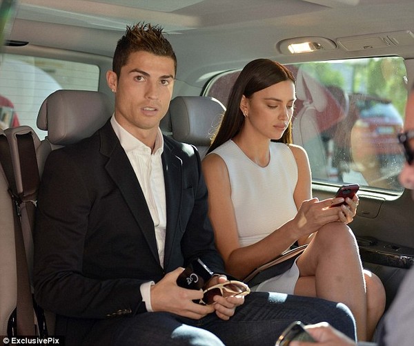 Ronaldo bị b&oacute;c phốt ăn nằm với người đẹp sexy khi đang y&ecirc;u Irina Shayk - Ảnh 1.