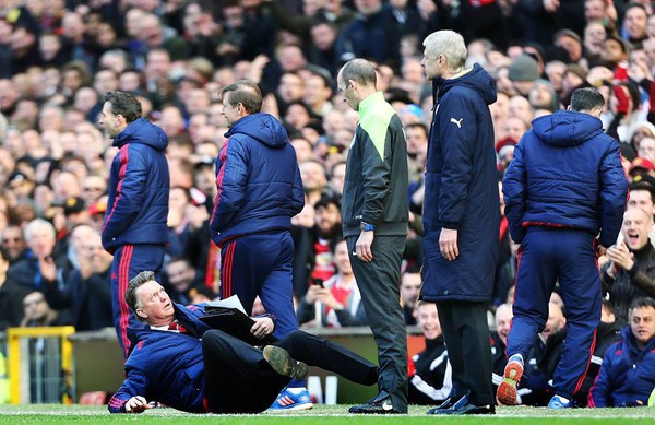 Van Gaal bị cho biến th&agrave;nh g&agrave; trong m&agrave;n đ&ocirc;i co h&agrave;i hước với trọng t&agrave;i - Ảnh 2.