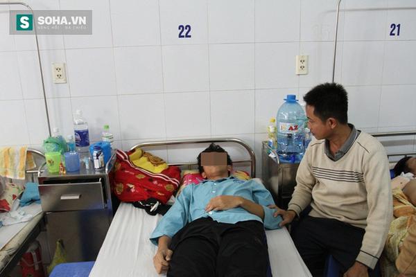Em bỏ chạy th&igrave; bị Thắng &ocirc;m lại cho c&aacute;c bạn đấm, đ&aacute; v&agrave;o ngực - Ảnh 1.