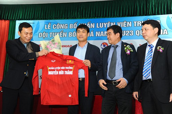 HLV Hữu Thắng: &ldquo;T&ocirc;i hy sinh nhiều khi dẫn dắt ĐTQG&rdquo; - Ảnh 1.