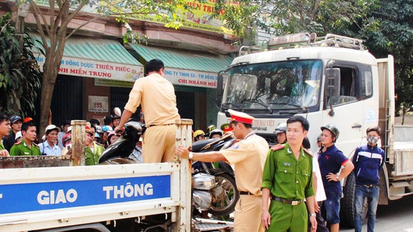 Xe tải t&ocirc;ng hai mẹ con chết thảm, b&eacute; trai văng gầm taxi tho&aacute;t chết  - Ảnh 1.