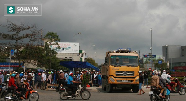 T&ocirc;i thấy c&oacute; người cố b&ograve; ra khỏi gầm nhưng xe ben vẫn chạy - Ảnh 1.