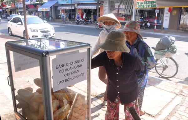 Bánh mì miễn phí cho người nghèo ở Vũng Tàu, Kon Tum - Ảnh 1.
