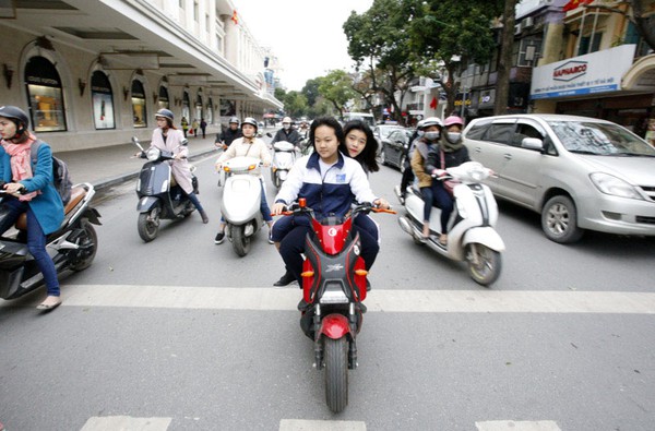 Bị đe thôi học, trò mang mũ chẳng thèm đội - Ảnh 1.