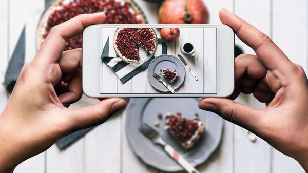 Nghi&ecirc;n cứu cho thấy chụp ảnh đồ ăn trước rồi đăng Instagram, Facebook sẽ ngon hơn b&igrave;nh thường - Ảnh 1.