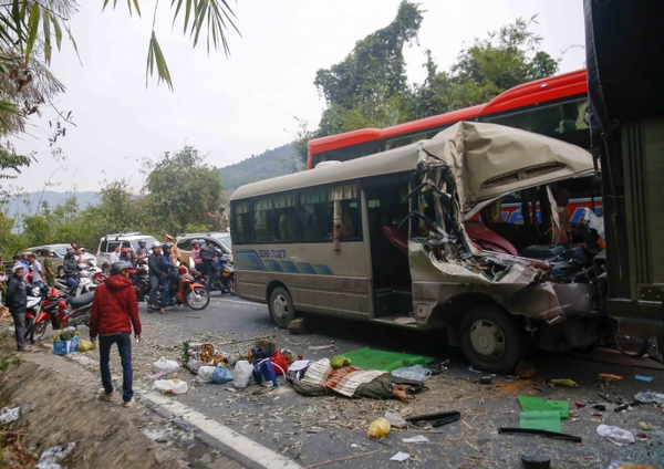 Video: Đèo Bảo Lộc kẹt cứng sau vụ tai nạn 6 người thương vong - Ảnh 1.